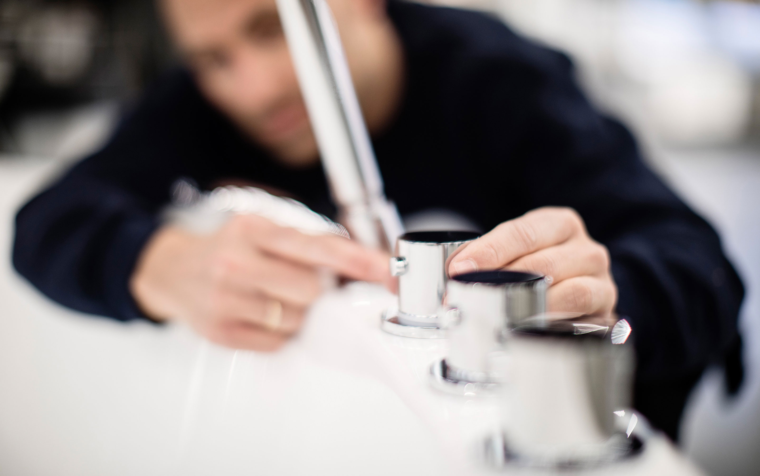 Rørlegger fra VB justerer blandebatteri