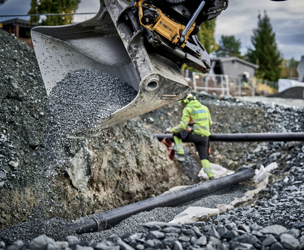 Gravearbeid med VB-rørlegger i bakgrunnen